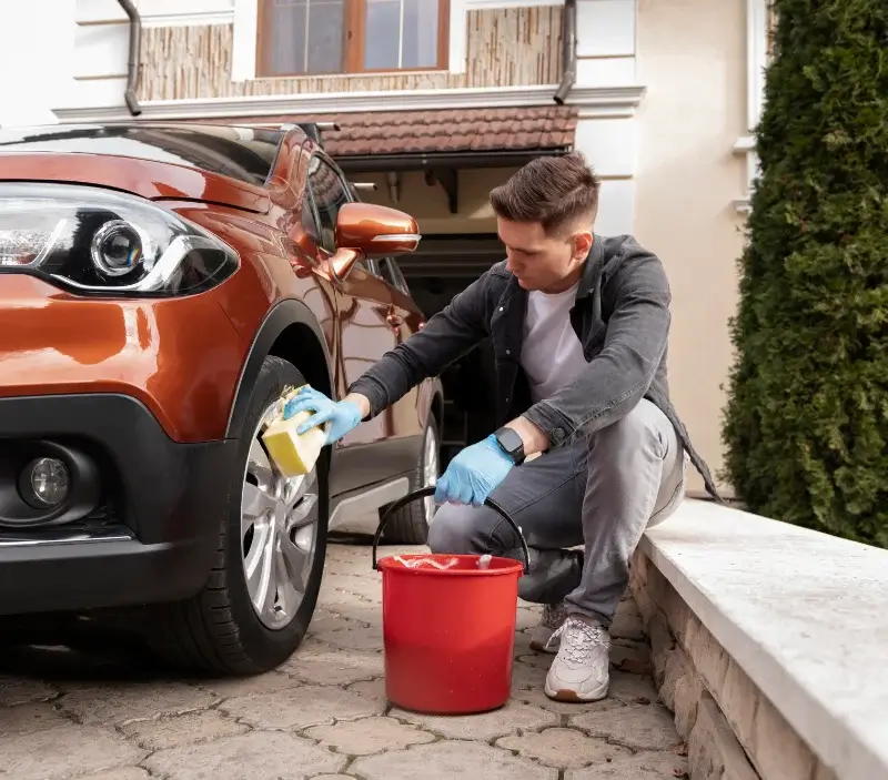 Lavage auto à domicile Vorges-les-Pins : professionnel intervenant sur un véhicule